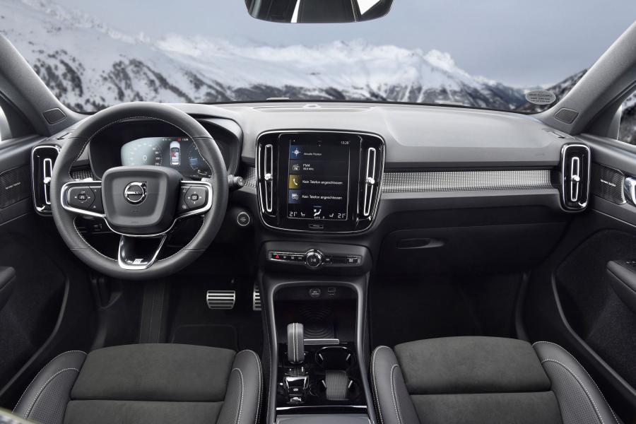 Торпедо Volvo XC40 D4 R-Design 2017 года  (WW) (фото 32 из 44)
